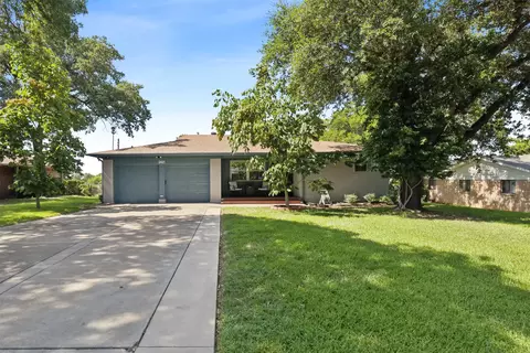 2421 Robert Burns Dr, Fort Worth, TX 76119