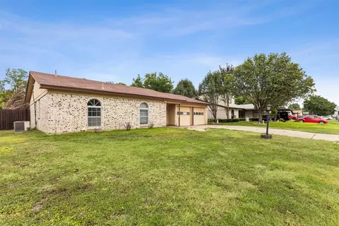 1030 John Reagan St, Benbrook, TX 76126