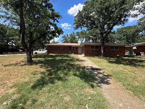 6401 Warrington Pl, Fort Worth, TX 76112