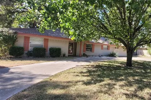 8429 Marys Creek Dr, Benbrook, TX 76116