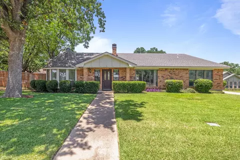 302 Bear Creek Dr, Euless, TX 76039