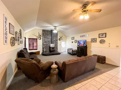 Living - 607 N 5th St, Haskell, TX 79521 photo 4 of 4