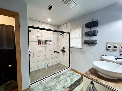 Bath - 607 N 5th St, Haskell, TX 79521 photo 2 of 4
