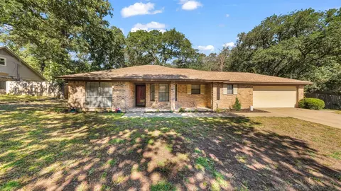 913 Rosebud Dr, Azle, TX 76020