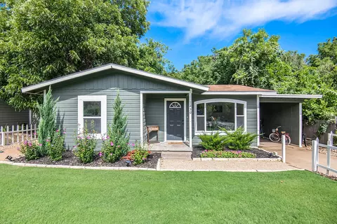 1230 S Brazos St, Weatherford, TX 76086