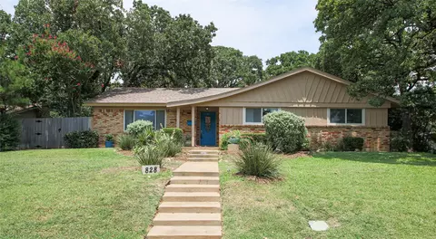 828 Woodcrest Dr, Hurst, TX 76053