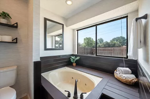 Bath - 204 Laurel Ln, Euless, TX 76039 photo 5 of 6