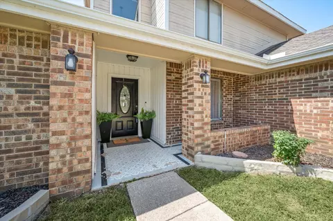 Exterior - 204 Laurel Ln, Euless, TX 76039 photo 3 of 7