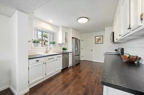 Kitchen - 204 Laurel Ln, Euless, TX 76039 photo 1 of 4