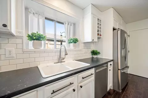 Kitchen - 204 Laurel Ln, Euless, TX 76039 photo 4 of 4