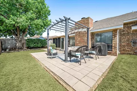 Exterior - 204 Laurel Ln, Euless, TX 76039 photo 6 of 7