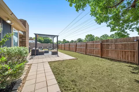Exterior - 204 Laurel Ln, Euless, TX 76039 photo 4 of 7