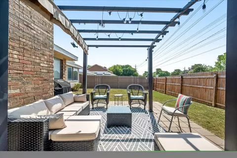 Exterior - 204 Laurel Ln, Euless, TX 76039 photo 5 of 7