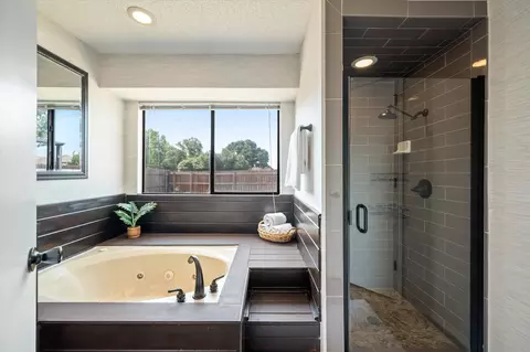 Bath - 204 Laurel Ln, Euless, TX 76039 photo 3 of 6