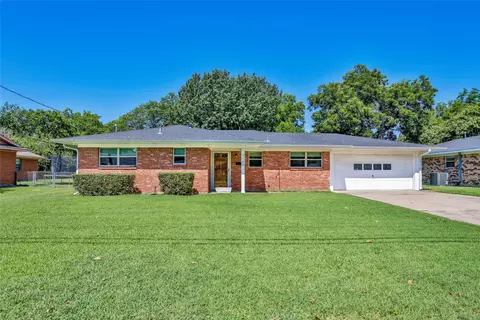 1105 Elmwood St, Gainesville, TX 76240