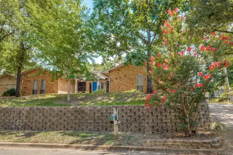 2206 Vail Ct, Arlington, TX 76012