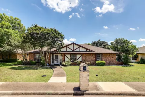 932 Foxwood Dr, Desoto, TX 75115
