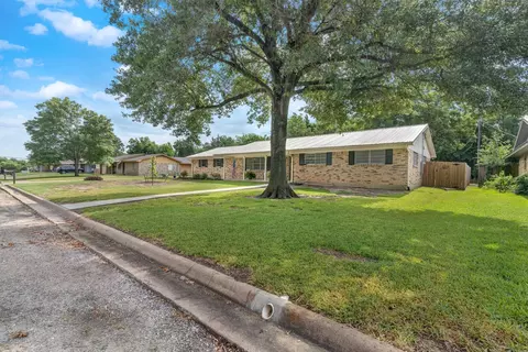 815 Nob Hl, Wolfe City, TX 75496