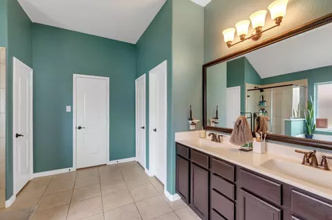 Bath - 138 Springtree St, Denton, TX 76209 photo 2 of 3