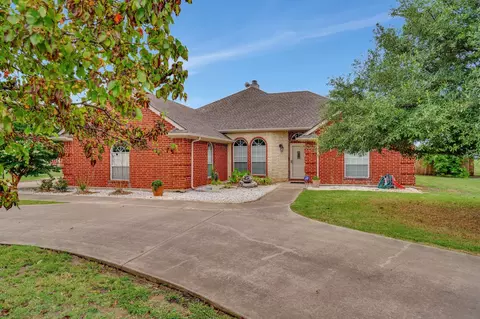 208 Saddlebrook Ct, Rhome, TX 76078