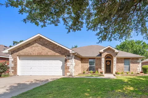 203 Meadowside Dr, Mansfield, TX 76063