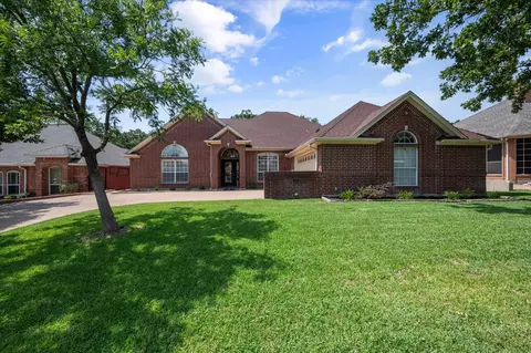 3202 Summergrove Dr, Arlington, TX 76001