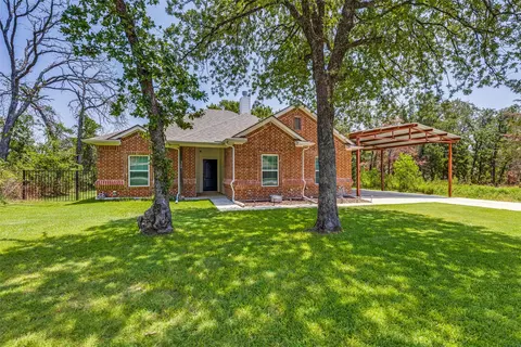 304 Cedarwood St, Azle, TX 76020