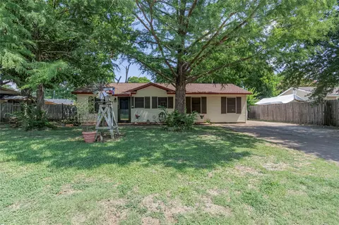123 Denton Dr, Euless, TX 76039
