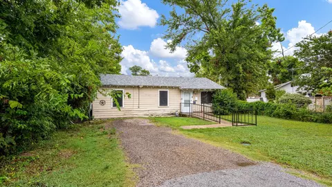 911 S Medora St, Terrell, TX 75160