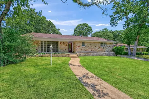 135 Circle Dr, Denison, TX 75021
