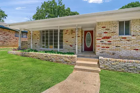 Exterior - 135 Circle Dr, Denison, TX 75021 photo 4 of 8