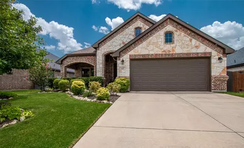 717 Ravenwood Dr, Saginaw, TX 76179