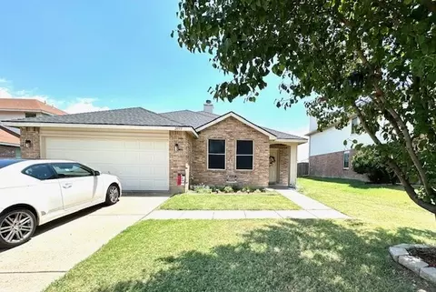 2033 W Grove Ln, Grand Prairie, TX 75052