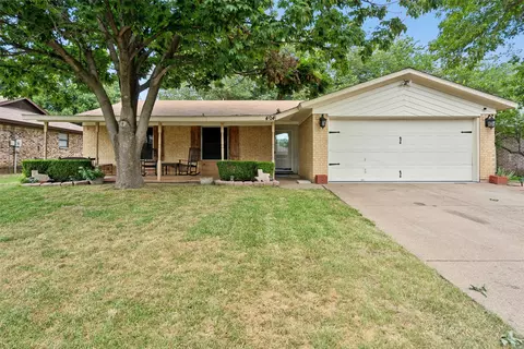 404 Indian Crest Dr, Saginaw, TX 76179