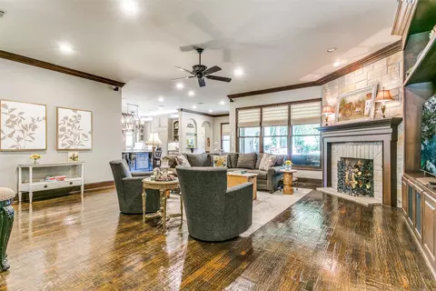 405 E Texas St, Grapevine, TX 76051 photo 5