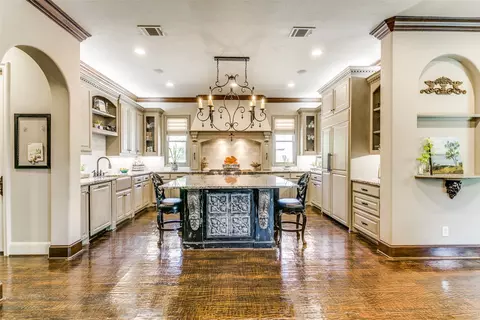 405 E Texas St, Grapevine, TX 76051 photo 9
