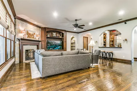 405 E Texas St, Grapevine, TX 76051 photo 6