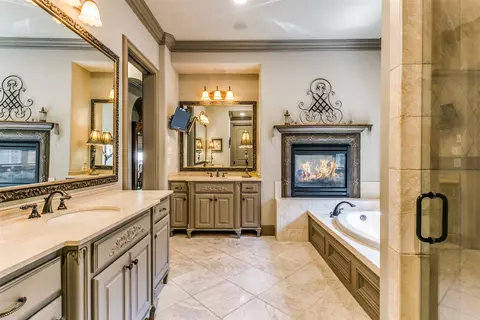 405 E Texas St, Grapevine, TX 76051 photo 17