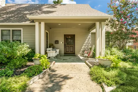 405 E Texas St, Grapevine, TX 76051 photo 2