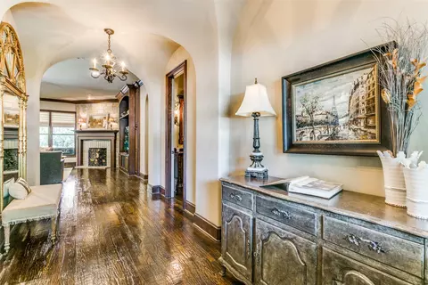 405 E Texas St, Grapevine, TX 76051 photo 3
