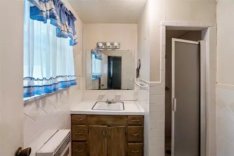 Bath - 1503 Bonham St, Commerce, TX 75428 photo 3 of 4