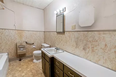 Bath - 1503 Bonham St, Commerce, TX 75428 photo 2 of 4