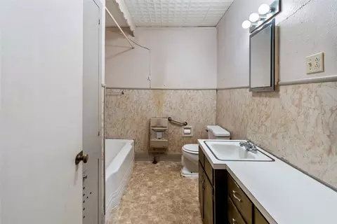Bath - 1503 Bonham St, Commerce, TX 75428 photo 1 of 4