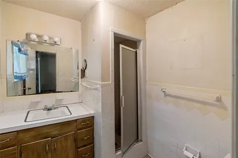 Bath - 1503 Bonham St, Commerce, TX 75428 photo 4 of 4