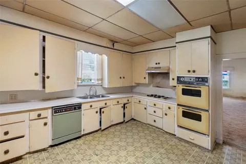 Kitchen - 1503 Bonham St, Commerce, TX 75428 photo 3 of 4