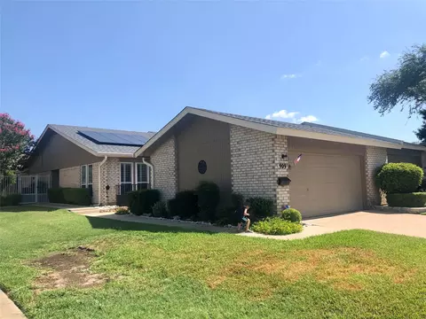909 Shady Creek Ln, Bedford, TX 76021