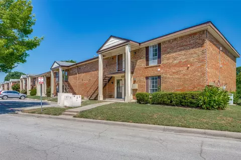 4028 Ridglea Country Club Dr, Fort Worth, TX 76126