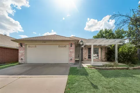 5702 Creekridge Dr, Arlington, TX 76018