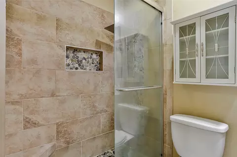 Bath - 412 Bluegrass Ln, Euless, TX 76039 photo 4 of 4