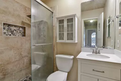 Bath - 412 Bluegrass Ln, Euless, TX 76039 photo 3 of 4